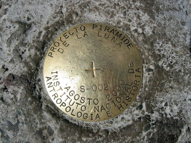 Clever Mexican surveyors put the pin for de la Luna at the top of del Sol.  Whoops!